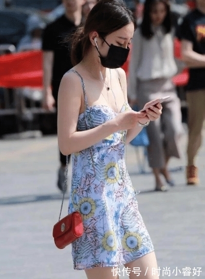 a932 美女出门相亲太着急,把“妈妈”的裙子就穿出门,对象看了扭头走