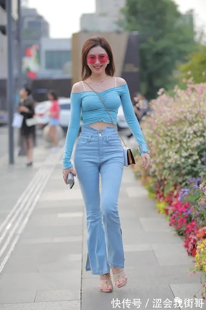 T恤|一字肩T恤搭配喇叭裤,美得就像一幅油画