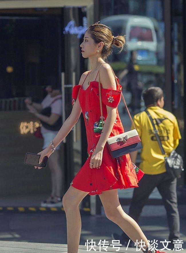 街拍美女：条纹设计的抹胸上衣，凸显身材曲线的效果非常好