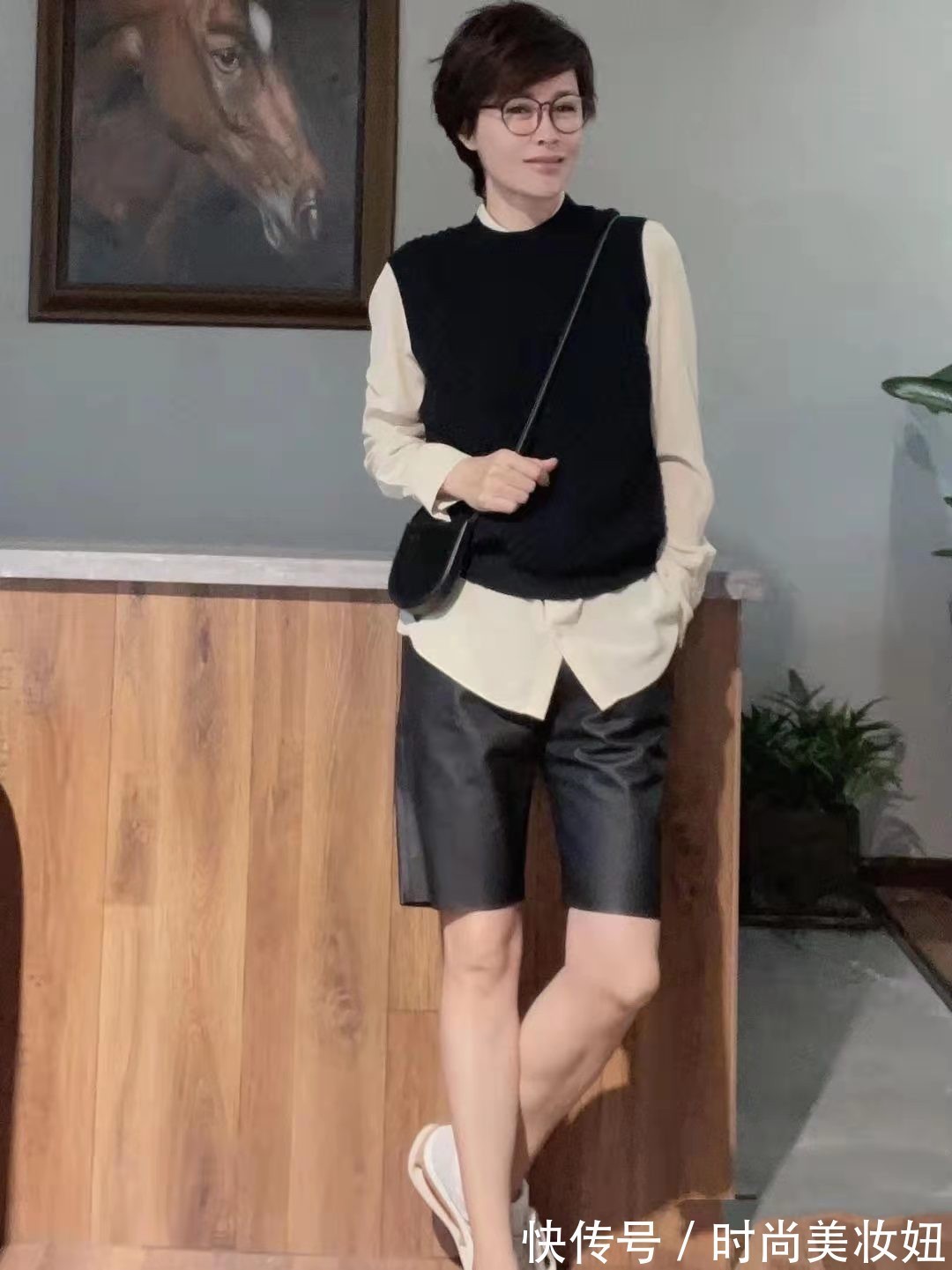 直筒裙|40+女人穿得高级比时髦重要,这位大龄姐姐的穿搭,满身高级感