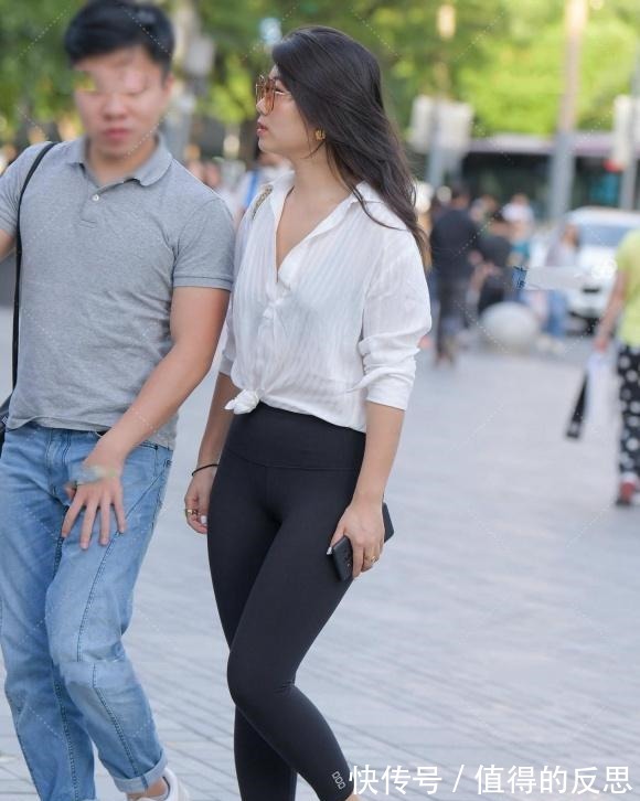 休闲鞋 白衬衫配黑色健美裤,美的简单又大方,穿出潇洒的美,迷人的魅力!