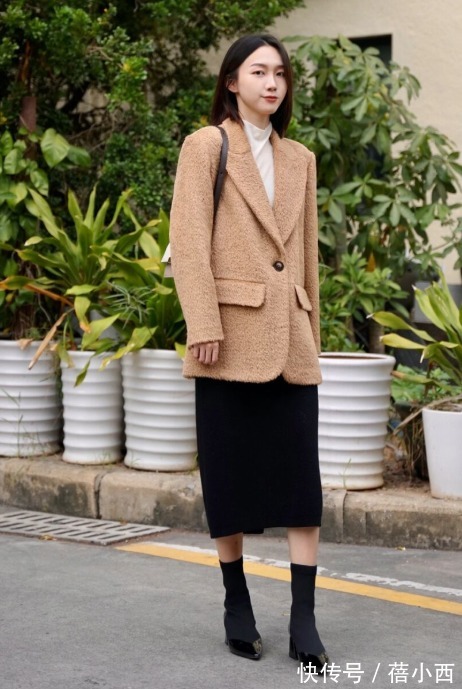 黑白配 普通人想要提升时尚感,学会穿“半身裙”才是关键,告别路人感