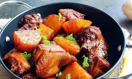 汤匙|红薯放入鸡肉里面,软嫩多汁,做法简单,食材普通,美味可口