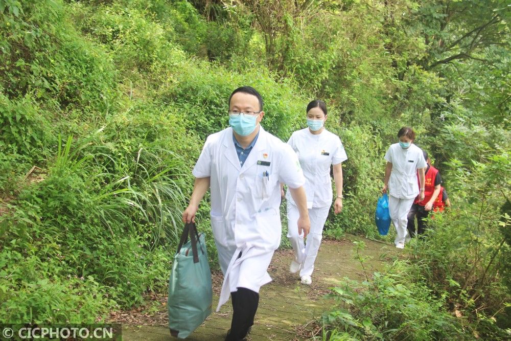 中国医师节|感谢医者担当，祝医师们节日快乐