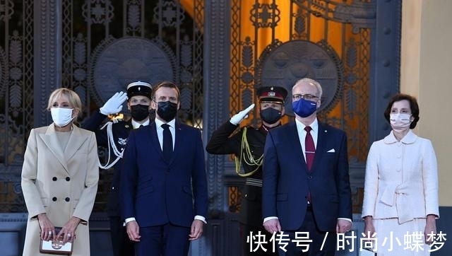 布丽吉特|法第一夫人终于换发型了!穿黑丝袜配高跟鞋,马克龙笑得合不拢嘴