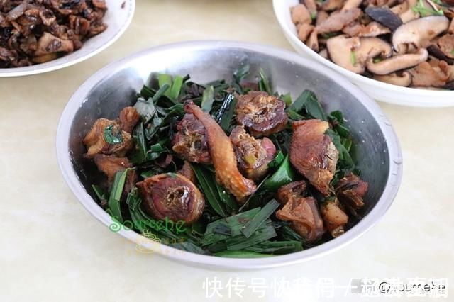 香菇|第一次回老公家过年，不串门不拜年，天天吃剩菜，亲妈劝我回家