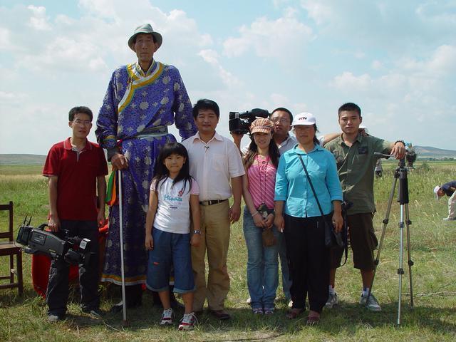 更上一层楼|“中国第一巨人”鲍喜顺不听劝阻,57岁执意生子,孩子如今咋样