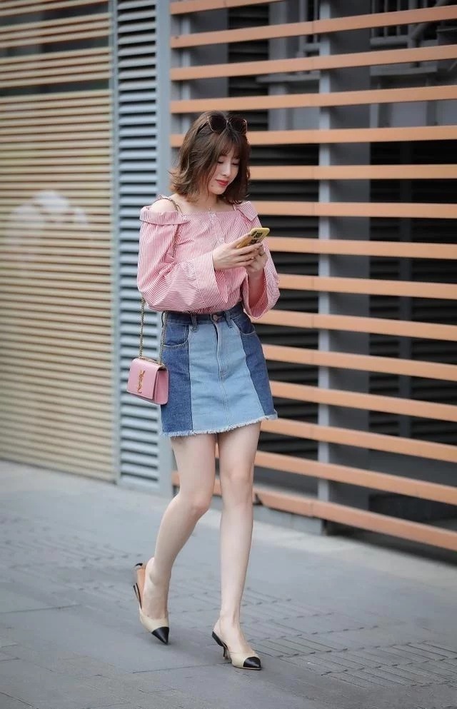 美女|秀发披肩的美女,时尚破洞牛仔裤,整体搭配显得简约干练