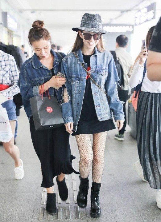 连衣裙|昆凌不愧是天王嫂,牛仔外套搭渔网袜个性洋气,漫画腿绝了