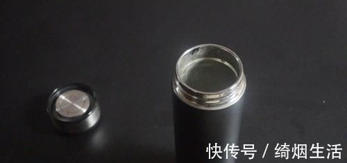 保温杯脏了不好洗?教你用一秘招,洗完就和新买的一样干净,很实用