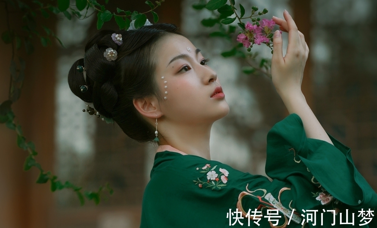 伴子#中秋吟·七绝:今宵拂去关山月,酬谢长风伴子归