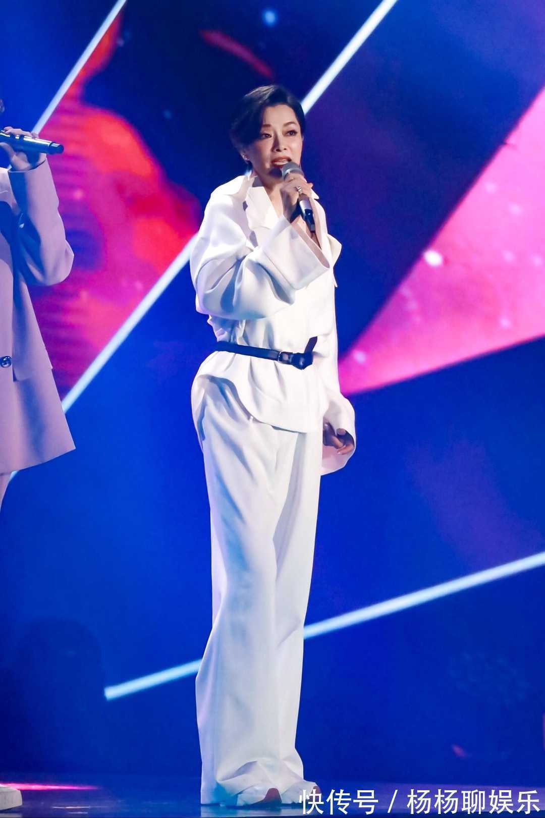 身材高挑 毛阿敏又美回来了,一身白色穿搭配短发很高级,身材高挑气场足