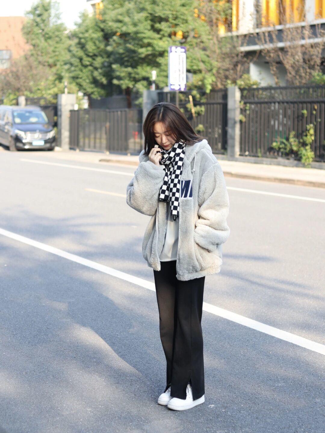 驼色|今年冬季火了种单品,叫“羊羔毛外套”,舒适潮流可以照着穿