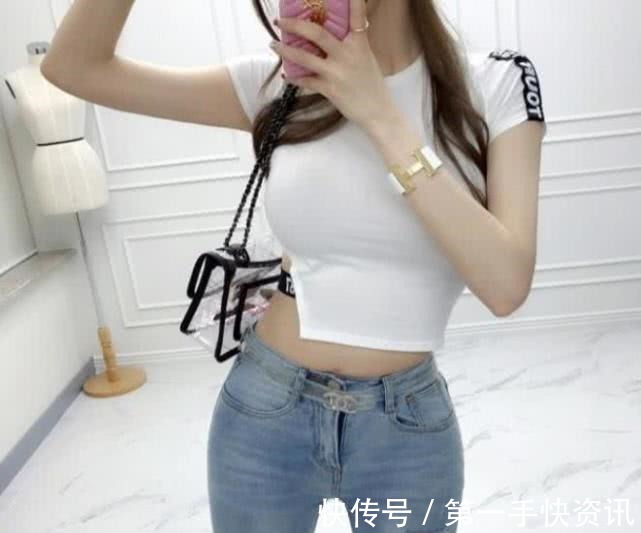 凸显 牛仔裤与T恤 把握青春美好时光, 凸显出自己的“柳条腰”!