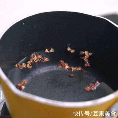 小米蒸肉丸鲜糯十足，寓意团团圆圆