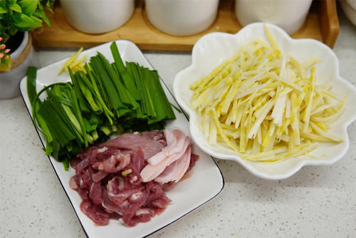 春天到了，2样“春菜”炒一盘，滋味“鲜到家”了，早吃早尝鲜