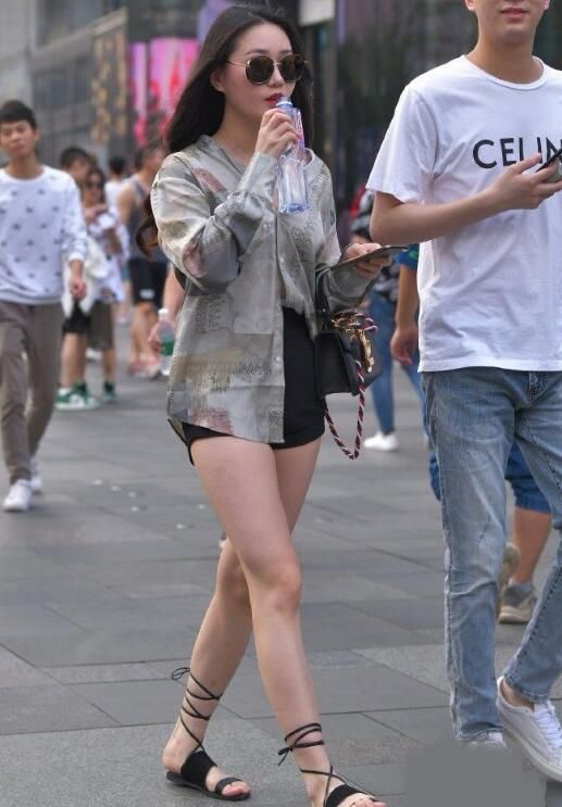 小姐姐|路人街拍：身材圆润的小姐姐，简约而不简单，哪一位最美