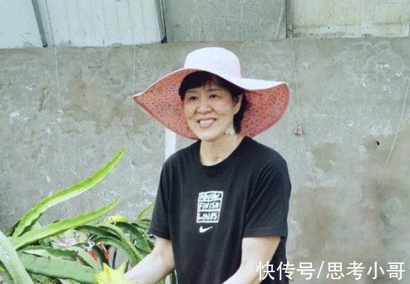 朱婷|郎平携爱徒聚餐，朱婷被郎导朋友叫“亲姐”，把朱婷吓出表情包!