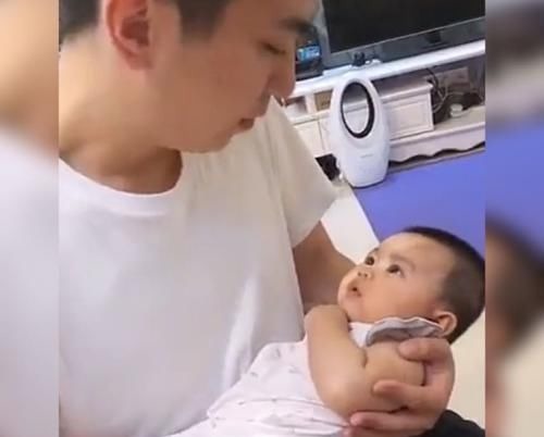 家长|萌娃不睡觉,爸爸一句话吓得娃扭头开始“装睡”,妈妈看后笑翻了