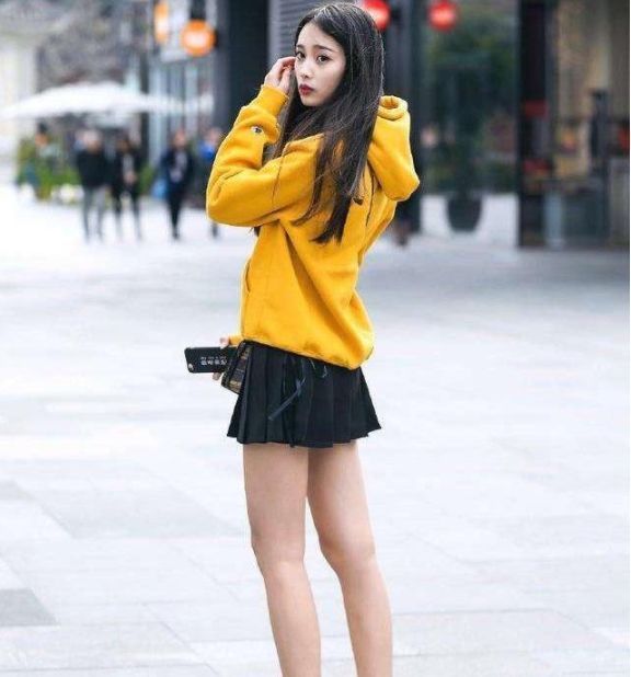 吊带连衣裙|长发飘飘的小姐姐,穿一袭吊带连衣裙,十分飘逸