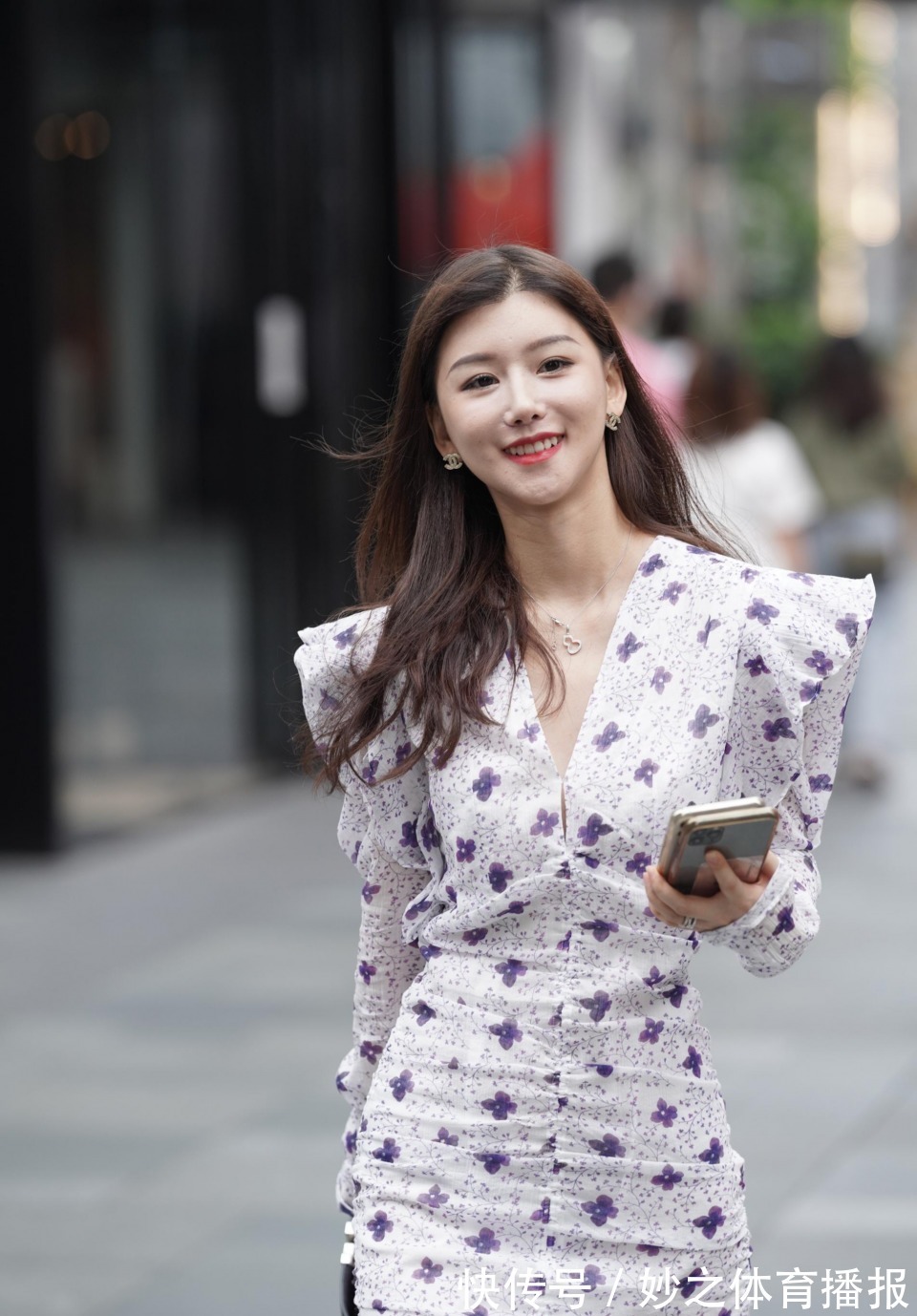 造型 精致的一字肩短裙,搭配鱼嘴高跟凉鞋,彰显独特的造型之美