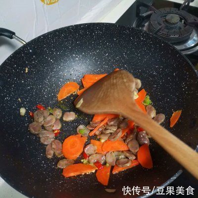  下饭神器洋葱胡萝卜炒香肠，拌饭还能吃三碗