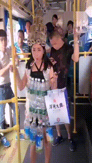 |搞笑GIF段子:姑娘,你这衣服,可真特别,挺环保的.......