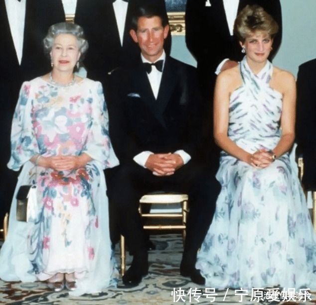 凯特 莱后和凯特同穿蓝色印花裙一个裙子太松垮显胖,另一个活泼娇媚