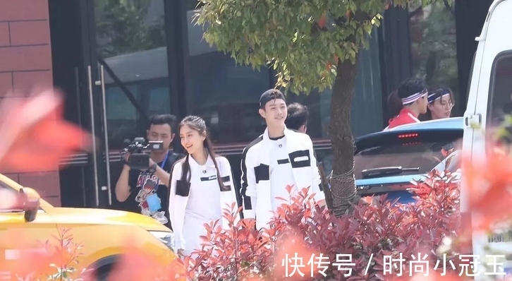 《跑男》錄制生圖曝光，許凱一身白衣很吸睛，楊穎長發(fā)披肩少女風(fēng)