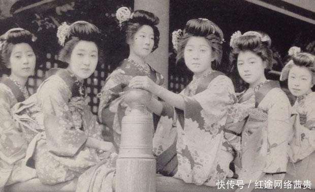 法皇|甘当花瓶的明仁天皇，用生前退位给自己奠定了历史地位