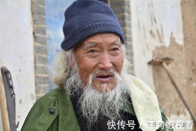 李大师|倔强老头潜心根雕30年，两层土楼堆满获奖作品，不卖钱甘守贫寒