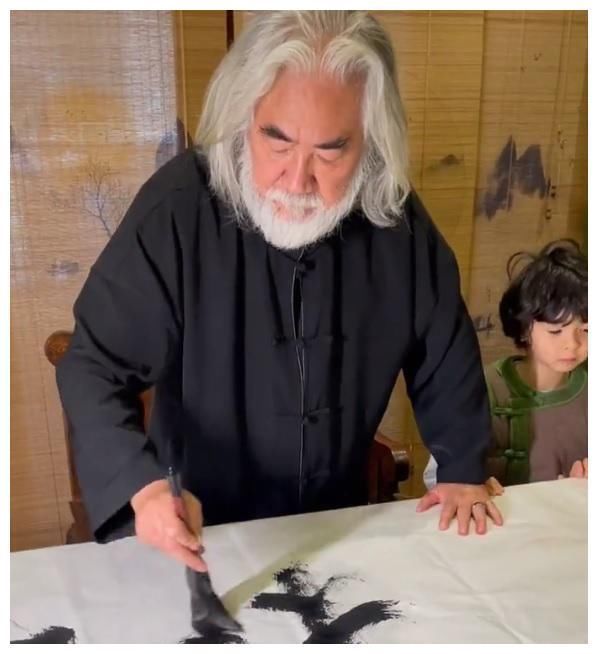 张艺谋|张艺谋张纪中冯小刚都是大导演,也都喜欢笔,谁的书功更强一些?