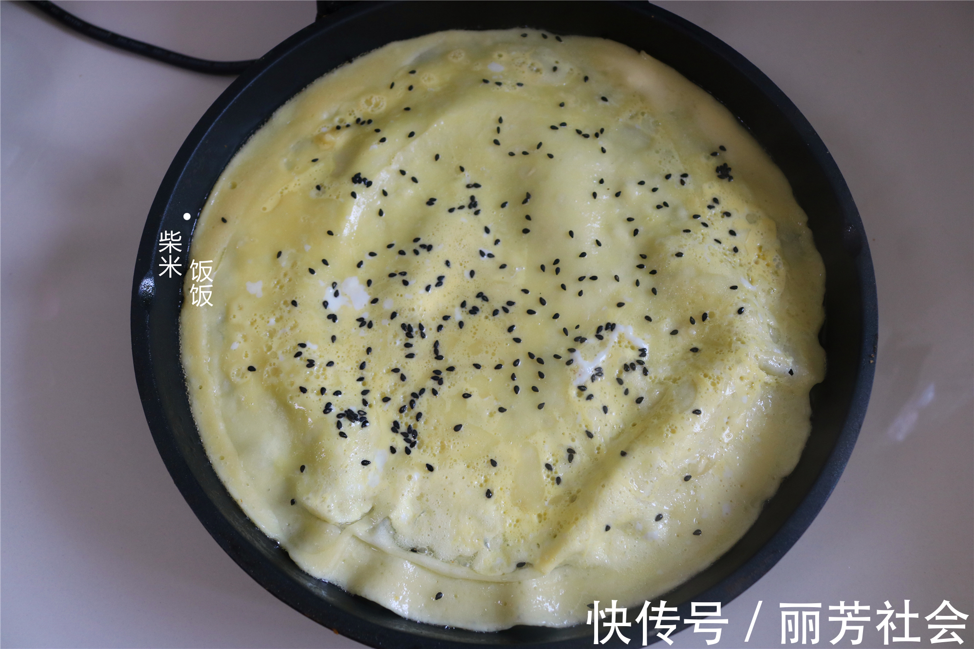 鸡蛋软饼|假期不出门，早餐在家吃，有粥有菜还有饼，做法简单味道好