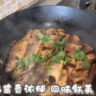 巨下饭|#巨下饭的家常菜#丰富餐桌味之酱烧小黄鱼贴饼子