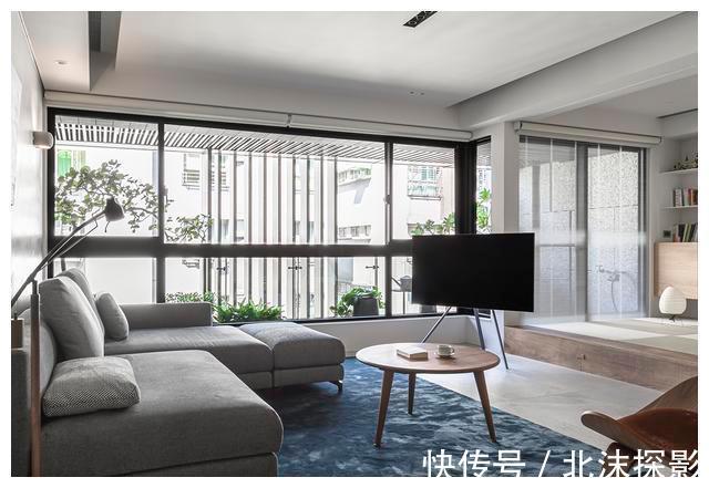 私隐性|130平现代简约装修，学她家连电视墙都省了，进户就给人极度舒适
