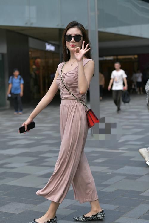 套装|浪漫的粉色套装很有少女心,搭配平跟鞋舒适方便