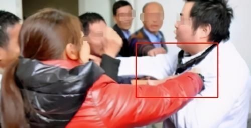 儿科医生|排队3小时看病5分钟?孩子高烧39度,宝妈一个举动惹怒众人
