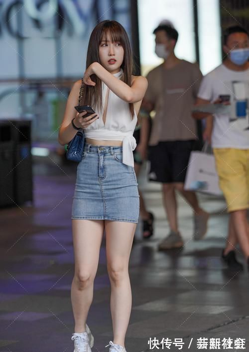 女生们 白色围颈露肩背心搭牛仔短裙,潮流个性,元气满满