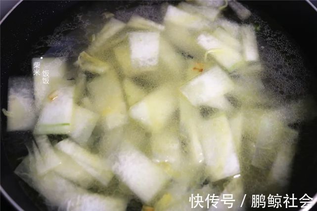 冬瓜|白菜和冬瓜一锅煮，搭配自制肉丸太好吃，每人一碗，连汤也不剩