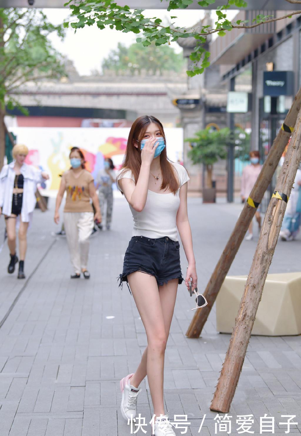 美女短裤穿搭清凉舒适又显身材,美美的