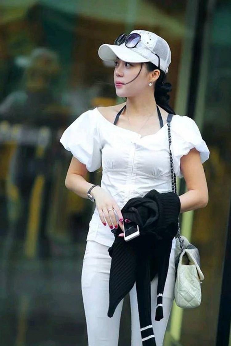 豹纹|街拍美女 长袖蕾丝衫搭配豹纹包臀裙