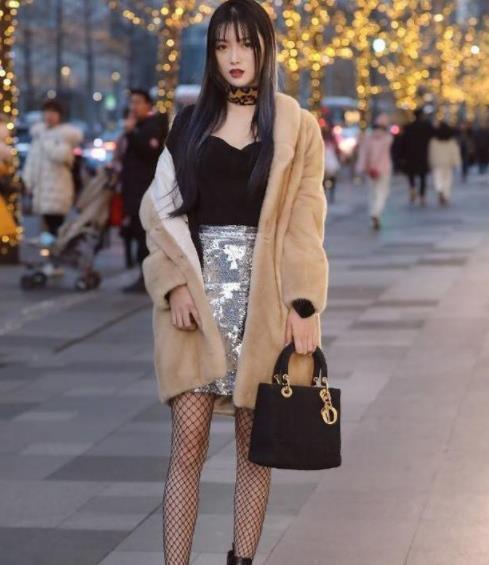 长发|街拍长发美女身穿黑色吊带背心,飘逸长发展露十足魅力