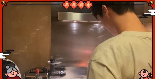 范丞丞掌勺秀拿手菜，红烧鸡翅，西红柿炒鸡蛋手到擒来，范冰冰在一旁打下手