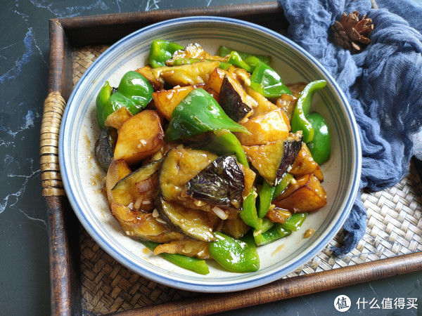 土豆|做地三鲜时，有两样调料别忘了放，少一样味道都不够香、不够正宗