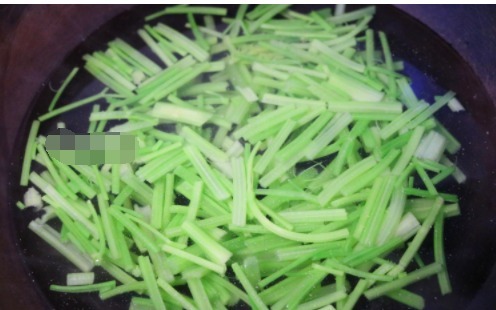 菜色|芹菜炒香干,直接炒就错了!少这一步,口感老硬,菜色也丑