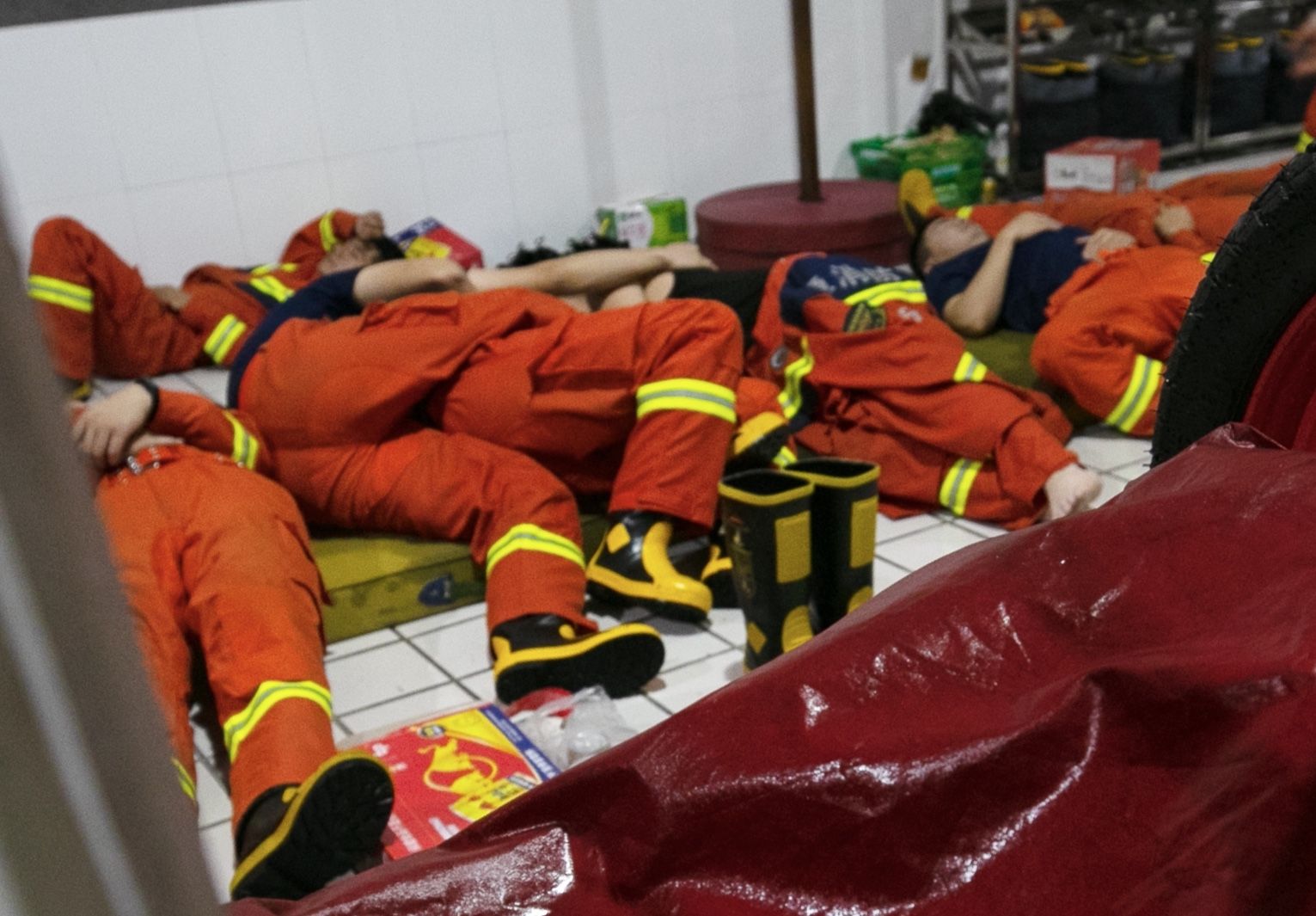 台风|这双脚，看着让人心疼！00后消防员连续奋战20小时、出警30余起，累到和衣就睡