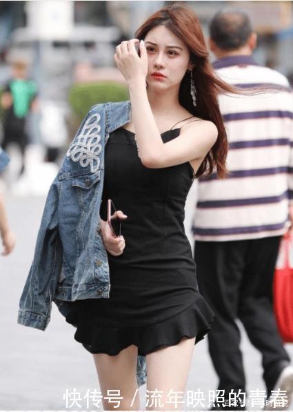 黑吊带与披肩牛仔上衣搭配,造型独特,设计十足