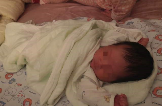 孩子|为什么孩子睡着后,会摆出“投降”的姿势?原因其实很简单