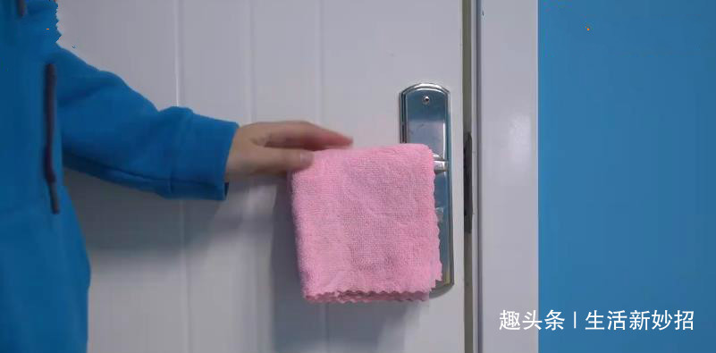 不管有多少存款，都要在门把手上挂条毛巾，厉害用途几乎没人知道