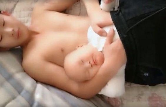 妈妈|12岁哥哥带不到1岁的弟弟去睡觉,笑喷了